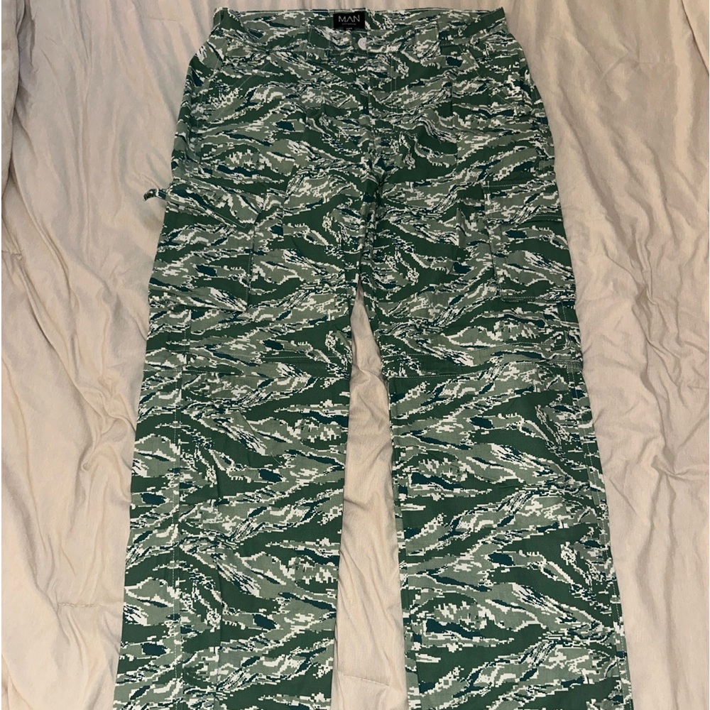 Fixed Waist Leg Relaxed Camo Cargo Trouser